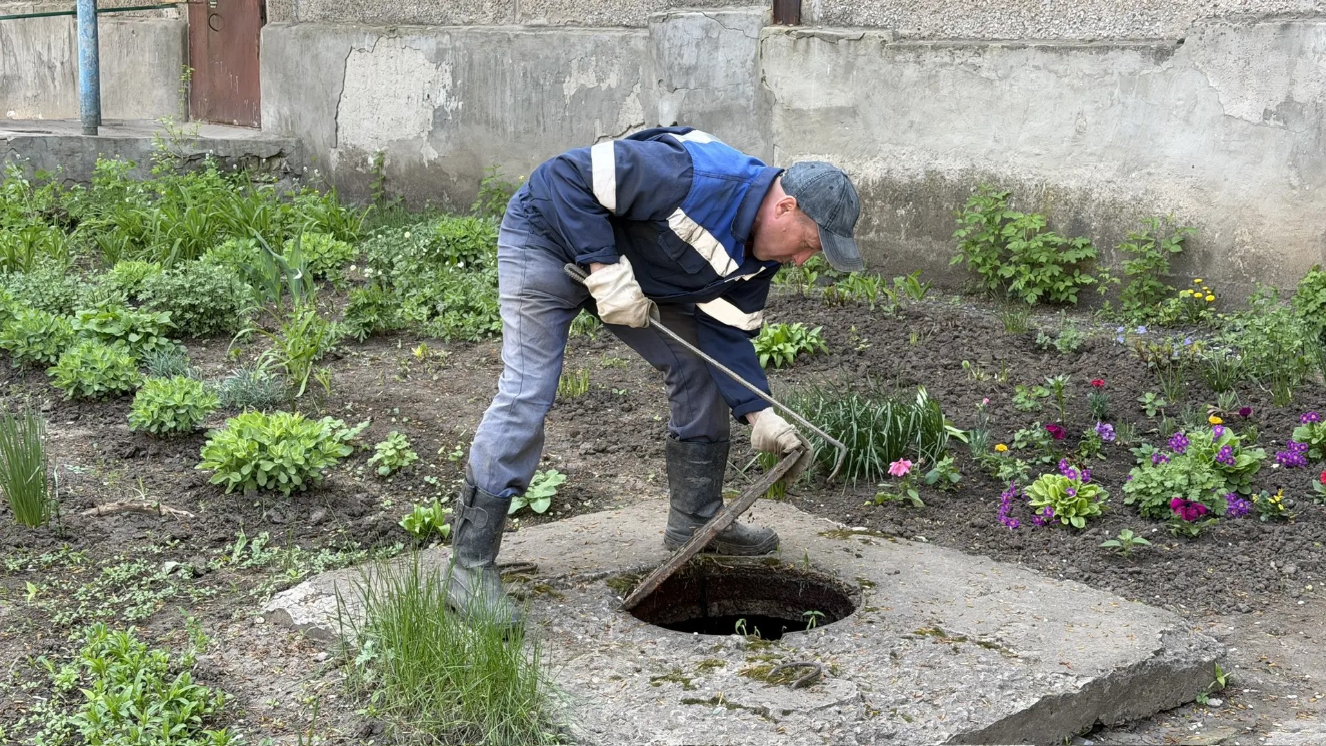 Подробнее о статье Канализация — не мусоропровод! Специалисты продолжают ликвидировать засоры канализационной сети, на этот раз в г. Стаханове.
