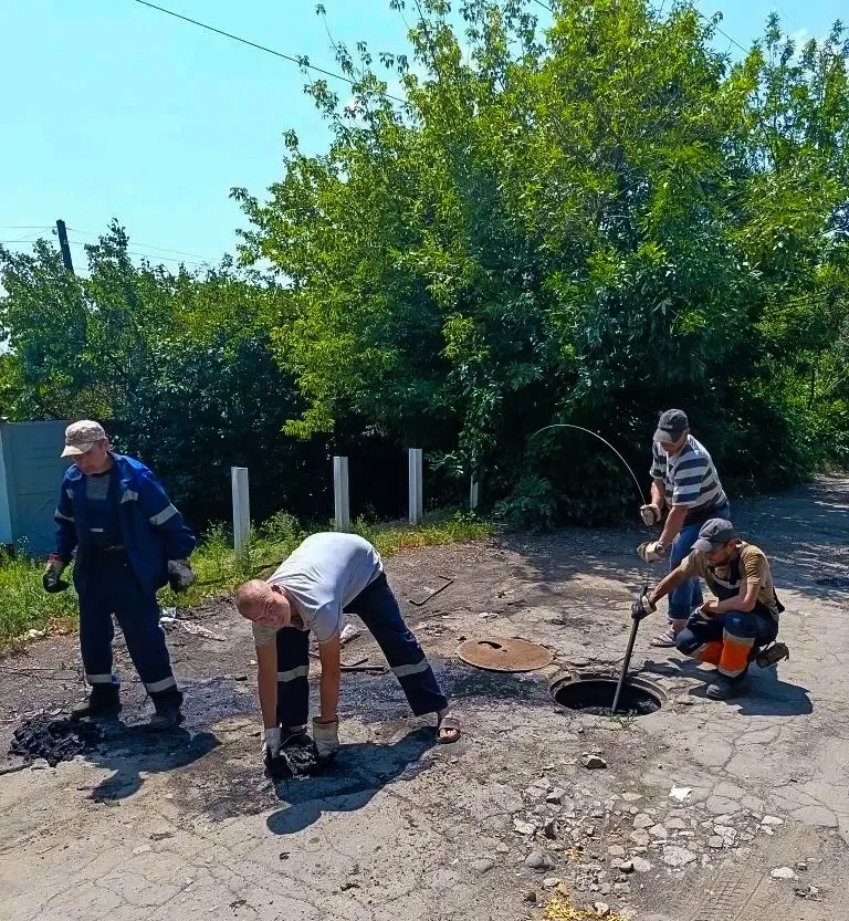 Подробнее о статье В Красном Луче специалисты ведут борьбу с засорами на канализационных сетях